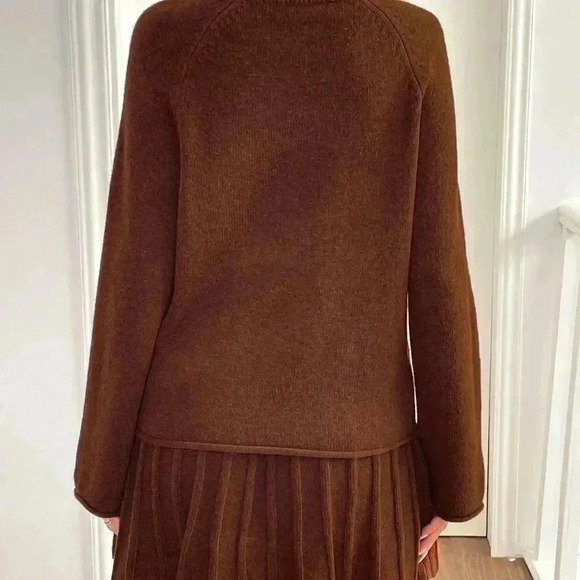 Women's Casual College Style Solid Color Sweater And Pleated Skirt - Picture 3 of 7